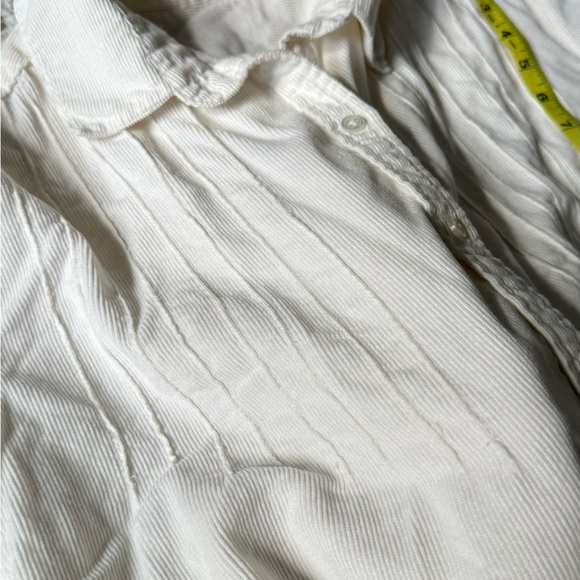 White corduroy shirt featuring a relaxed fit and a flattering pleated design XL - Picture 9 of 9
